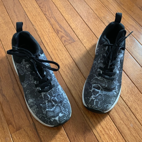 🦋 Nike Shoes 🦋 - Picture 2 of 6